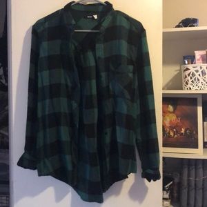 Long-sleeve green and black flannel
